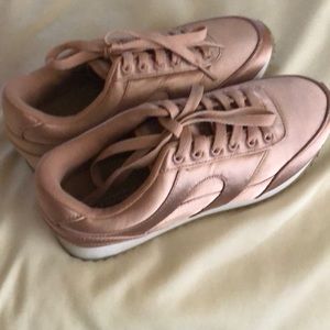 Divided Blush color sneakers
